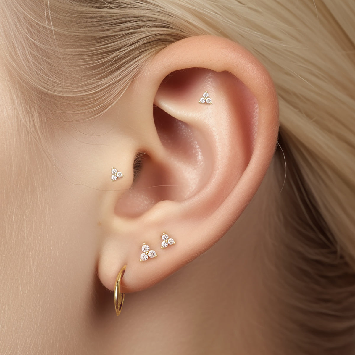 Piercing de oreja dorado 3 brillantes
